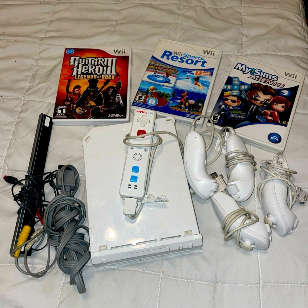 Nintendo Wii Console Bundle 4 with Games. All tested.